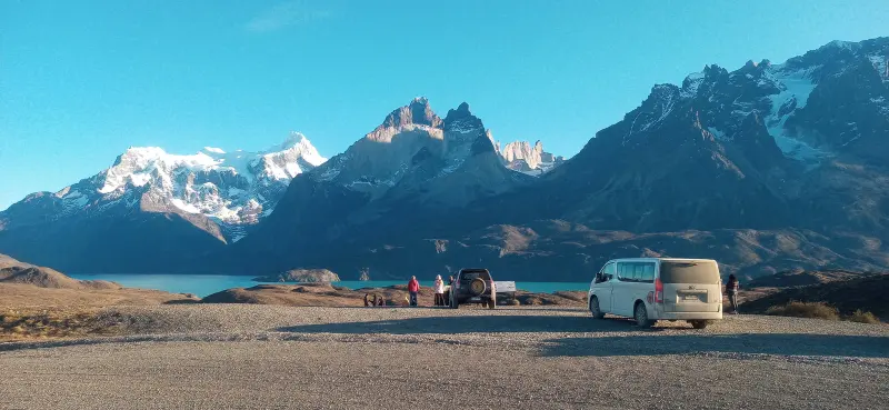 Van der Agentur an einem Aussichtspunkt in Torres del Paine